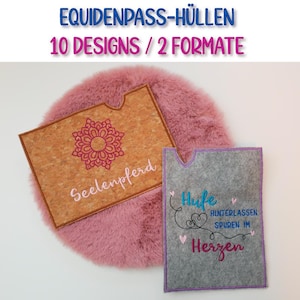 Puede incluir: Dos porta pasaportes bordados, uno con un material similar al corcho y el texto "Seelenpferd" y el otro con un material de fieltro gris y el texto "Hufe hinterlassen Spuren im Herzen".