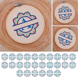 Pode incluir: Um conjunto de 26 desenhos de bordado com um monograma dividido e uma borda de mandala decorativa. Os desenhos são em azul, verde, rosa e branco. As letras estão em uma fonte em negrito, de bloco.