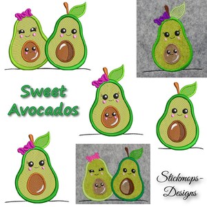 Puede incluir: Diseños bordados de adorables personajes de aguacate con lazos rosas y caras sonrientes. El texto "Sweet Avocados" está escrito debajo de la fila superior de aguacates. La fila inferior de aguacates tiene el texto "Stickmops-Designs" escrito debajo.
