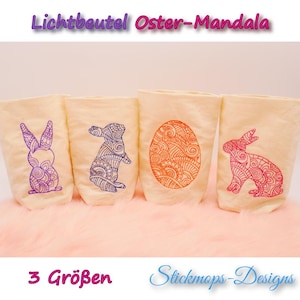 Könnte beinhalten: Vier weiße Stoffbeutel mit verschiedenen Osterstickereien. Die Designs beinhalten einen Hasen, ein Ei und einen Hasen mit einem Ei. Der Text "Lichtbeutel Oster-Mandala" befindet sich oben im Bild. Der Text "3 Größen" befindet sich unten links im Bild. Der Text "Stickmops-Designs" befindet sich unten rechts im Bild.