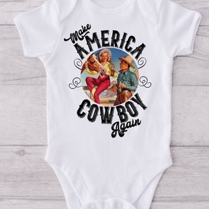 Puede incluir: Un body blanco para bebé con un gráfico de un vaquero y una vaquera con el texto "Make America Cowboy Again".