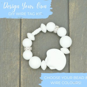 Puede incluir: Kit de etiquetas de alambre blanco DIY con cuentas blancas y detalles plateados. Diseña tu propio kit de etiquetas de alambre DIY.
