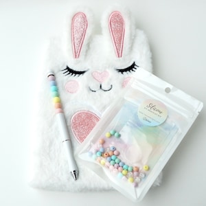 Juego de regalo divertido y difuso para hacer uno mismo (conejito) / Regalo de Pascua / Pulsera de silicona personalizada, cuaderno, bolígrafo antiestrés con cuentas / Sensorial / Alivio del estrés