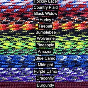 Könnte beinhalten: Eine Auswahl an bunten Paracord, jedes mit einem anderen Muster und Namen. Das Paracord ist in Reihen angeordnet, wobei die Namen der einzelnen Muster darunter aufgeführt sind. Die Muster umfassen Zebra, Urban Camo, Popsicle, Hockey Lace, Country Plaid, Black Widow, Harley, Fireball, Bumblebee, Wolverine, Pineapple, Amazon, Blue Camo, Midnight, Purple Camo, Dragonfly, Burgundy, Pink Camo, Flamingo und Kaleidoscope.