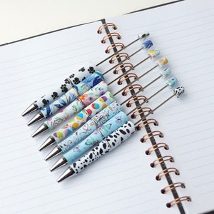 Bolígrafo con cuentas (Impresiones) / *Paquetes de 5/10 bolígrafos* / Plástico / Varios colores / Barra con cuentas / Recargable / Retráctil