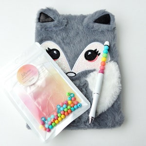 Fuzzy & Fun DIY Gift Set (Zorro) / Pulsera de silicona personalizada, cuaderno, bolígrafo Fidget con cuentas / Sensorial / Alivio del estrés