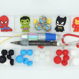 Kit di perline in silicone (supereroi) / Perline focali / Penna e matita con perline / Ciondolo per zaino con perline / Regalo artigianale / Artigianato per bambini / Perline luminose