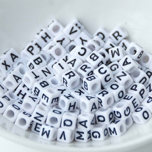 Cuentas de letras cúbicas de 6 mm (blancas con negro) / Tamaño de agujero grande / Paquete de 100 cuentas / Proyectos de manualidades / Cuentas acrílicas del alfabeto