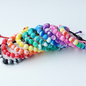Einstellbar Silikon-Armband (Tie-Dye) | waschbar und sehr leicht | ungiftige Perlen | Kinder & Erwachsene | unterstützt die geistige Gesundheit