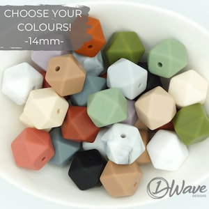 Peut inclure: Un bol de perles en silicone de 14 mm de différentes couleurs, dont beige, blanc, gris, vert, marron et noir. Les perles sont en forme de diamant géométrique. Le texte "Choose Your Colors! -14mm- " est visible dans le coin supérieur gauche de l'image.