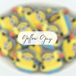 Op de afbeelding: Een verzameling gele, blauwe en grijze cartoon-vormige items. De tekst "Yellow Guy" wordt weergegeven in een wit ovaal. De items zijn gerangschikt in een witte kom.