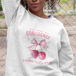 Vintage Coquette Schleife und Kirschen Garment-Dyed | Geschenk für Sie | Vertrauen Shirt | Cherry Design Sweatshirt | Ich bin nicht perfekt | Vertrauen