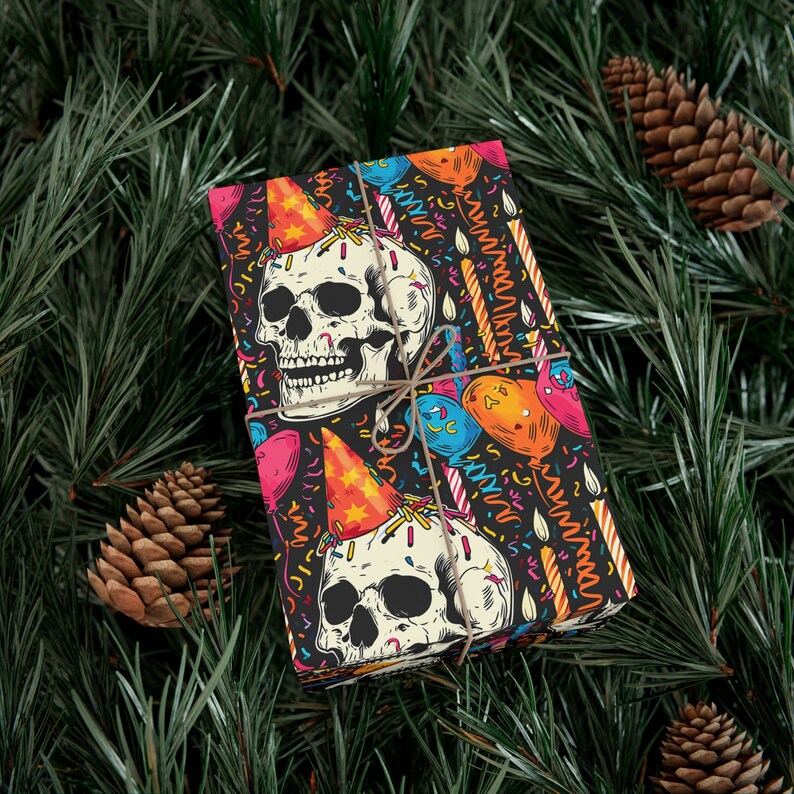 Alternative Geschenkverpackung zum Geburtstag | Schädel Geschenkpapier Rolle | Gruselig Süßes Teil | Dark Academia Geschenk | Rockiger Totenkopf Partyhut Bild 4