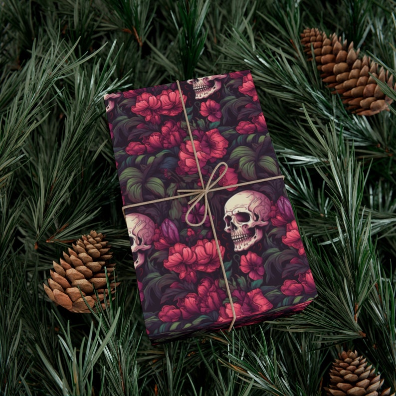 Papel de regalo gótico / Papel de regalo gótico / Patrón tropigótico de calavera y flores / Floral espeluznante / Rollo de papel de regalo / Papeles de regalo imagen 1