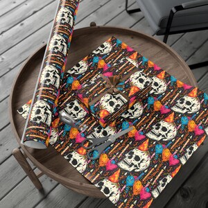 Alternative Geschenkverpackung zum Geburtstag | Schädel Geschenkpapier Rolle | Gruselig Süßes Teil | Dark Academia Geschenk | Rockiger Totenkopf Partyhut Bild 6