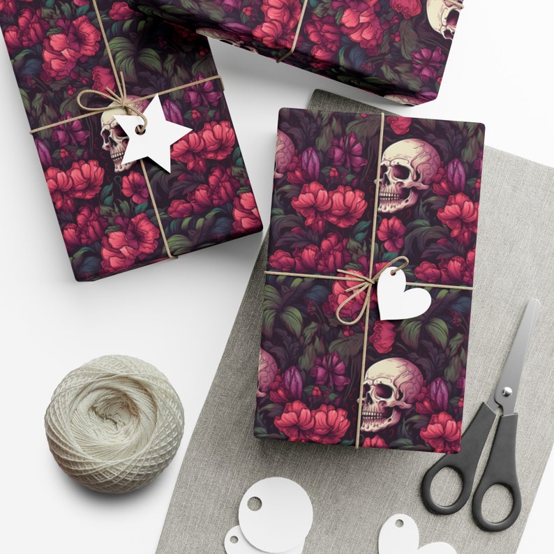 Papel de regalo gótico / Papel de regalo gótico / Patrón tropigótico de calavera y flores / Floral espeluznante / Rollo de papel de regalo / Papeles de regalo imagen 4