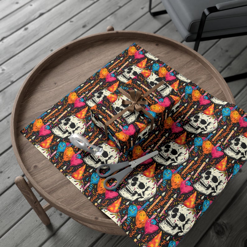 Alternative Geschenkverpackung zum Geburtstag | Schädel Geschenkpapier Rolle | Gruselig Süßes Teil | Dark Academia Geschenk | Rockiger Totenkopf Partyhut Bild 1