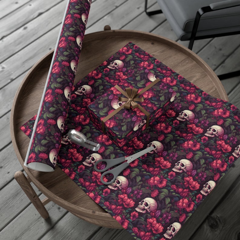 Papel de regalo gótico / Papel de regalo gótico / Patrón tropigótico de calavera y flores / Floral espeluznante / Rollo de papel de regalo / Papeles de regalo imagen 2