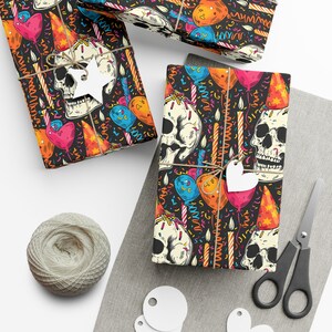 Alternative Geschenkverpackung zum Geburtstag | Schädel Geschenkpapier Rolle | Gruselig Süßes Teil | Dark Academia Geschenk | Rockiger Totenkopf Partyhut Bild 3