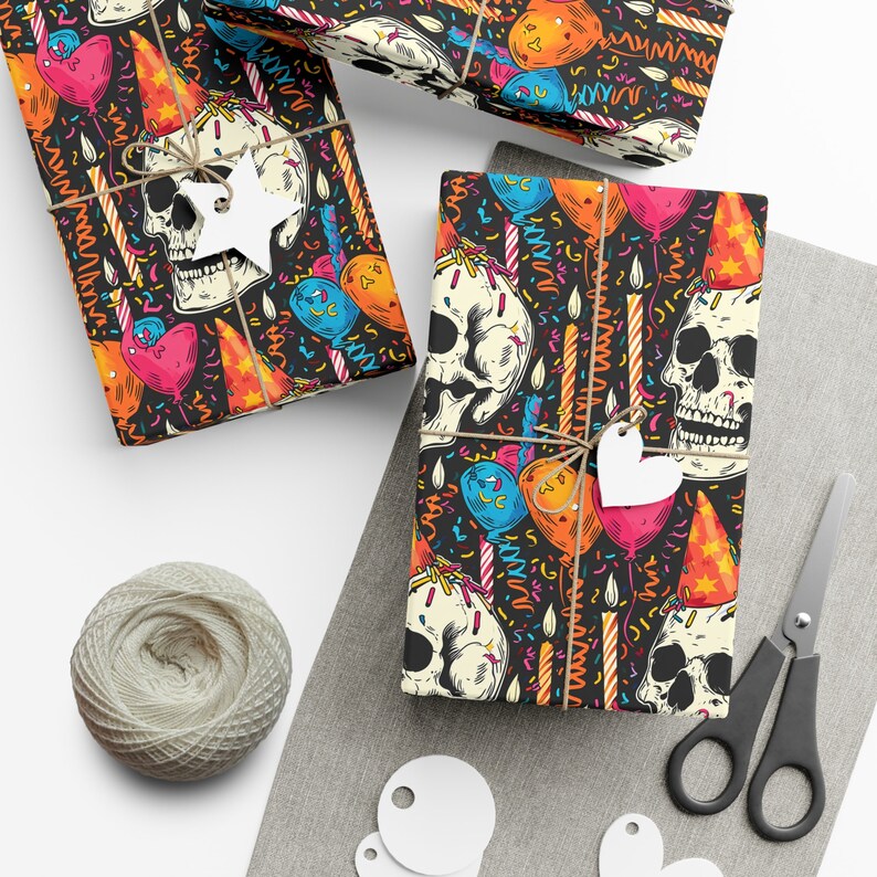 Alternative Geschenkverpackung zum Geburtstag | Schädel Geschenkpapier Rolle | Gruselig Süßes Teil | Dark Academia Geschenk | Rockiger Totenkopf Partyhut Bild 3
