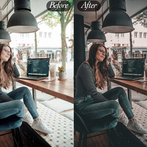 Peut inclure: Une personne portant des lunettes et un haut ray&eacute; est assise &agrave; une table en bois dans un caf&eacute;. Un ordinateur portable est ouvert sur la table, avec une boisson et une petite plante. Le caf&eacute; a de grandes fen&ecirc;tres et des lampes suspendues.