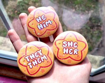 ¡Insignia de pronombre holográfico! / Pin de botón del Orgullo LGBTQ para mochilas, cordones y chaquetas