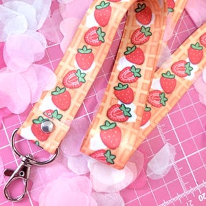 Lanière gaufrée aux fraises ! - Adorable porte-cartes, papeterie kawaii, porte-passe événement