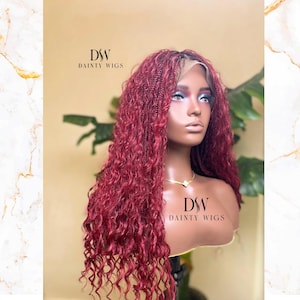 Puede incluir: Una peluca trenzada de color rojo burdeos con extremos rizados. La peluca está en una cabeza de maniquí y tiene un frente de encaje. La peluca está etiquetada como "DSW Dainty Wigs".