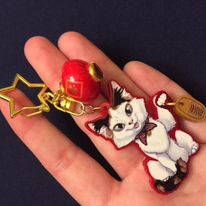 Yokai the Lucky Cat sleutelhanger/bedel/hangaccessoire