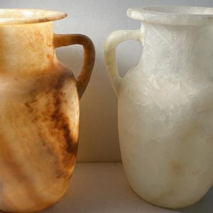 Museireplika av egyptisk handsnidad alabastervas Marmar med eller utan lock 20 x 15 cm