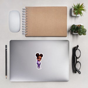 Sticker Petite fille afro-américaine en tenue violette - Sans bulles et adorablement mignon