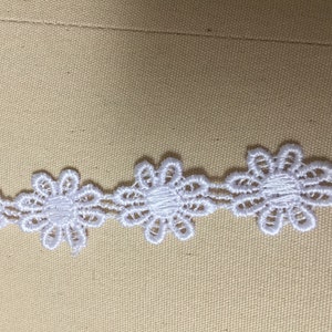 Blume Stickerei, weiße Spitzenborte, cremefarbene Alencon Spitzenborte, Vintage Spitze, kleine Schneeflockenblumen, kann in eine einzelne Blume geschnitten werden