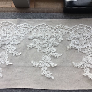 Ivoorkleurige bloemenkanten WITTE bruids Bruidssluier / jurk zomen met kant is te koop. Verkocht op maat van 90 cm