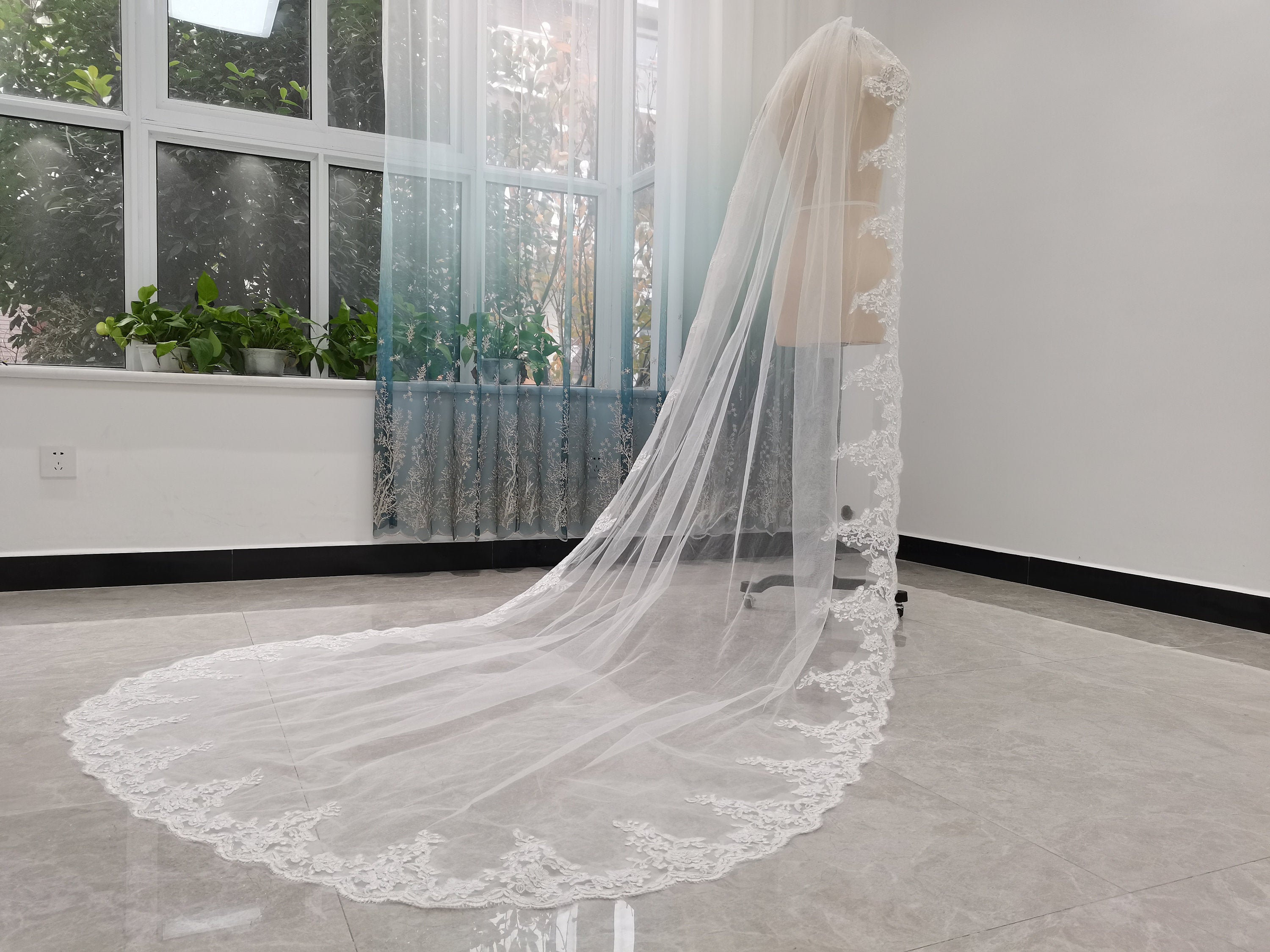 1 Tier Lace Applique Bridal Veil Long Tulle Cathedral Length for Women, White Cathedral One Tier Wedding Veil Lace Applique Wedding Veil  main image 2