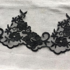 Applicazione in pizzo ricamato con occhielli in pizzo a rete, rifinitura in pizzo triangolare ricamata con velo da sposa con rifinitura in pizzo nero