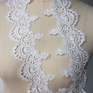 Bordure en dentelle de Venise victorienne blanche à fleurs et pétoncles ivoire Dentelle soluble dans l'eau