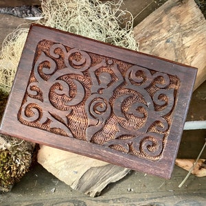 Gesneden houten kist godin: Keltisch altaardecor, kruidenopslag