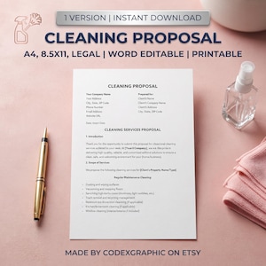 Könnte beinhalten: Ein weißes Dokument mit dem Titel Cleaning Proposal mit Abschnitten für Firmen- und Kundendaten, Leistungsumfang und Wartungsaufgaben. Ein goldener Stift liegt links, eine durchsichtige Sprühflasche oben rechts und ein gefaltetes rosa Tuch liegt unten.