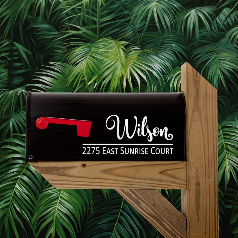 Puede incluir: Buz&oacute;n negro con una etiqueta de nombre y direcci&oacute;n personalizada blanca. La etiqueta dice "Wilson" y "2275 East Sunrise Court".