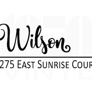 Puede incluir: Texto en blanco y negro sobre un fondo blanco. El texto dice "Wilson" en una fuente cursiva con un adorno decorativo. Debajo del nombre hay una l&iacute;nea negra y la direcci&oacute;n "2275 East Sunrise Court".