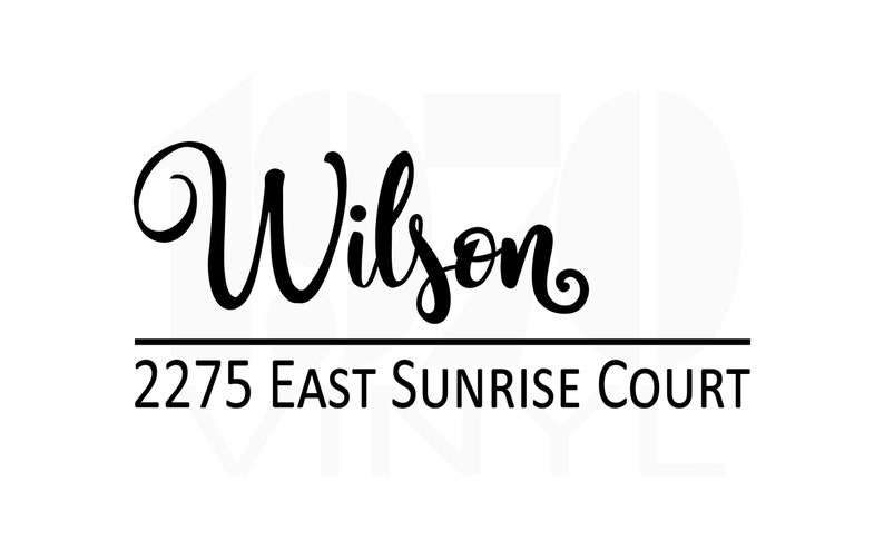 Puede incluir: Texto en blanco y negro sobre un fondo blanco. El texto dice "Wilson" en una fuente cursiva con un adorno decorativo. Debajo del nombre hay una l&iacute;nea negra y la direcci&oacute;n "2275 East Sunrise Court".