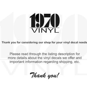 Puede incluir: Logotipo en blanco y negro con el texto "1970 VINYL". El texto "&iexcl;Gracias por considerar nuestra tienda para sus necesidades de calcoman&iacute;as de vinilo! Por favor, lea la descripci&oacute;n del listado para obtener m&aacute;s detalles sobre las calcoman&iacute;as de vinilo que ofrecemos e informaci&oacute;n importante sobre el env&iacute;o, etc. &iexcl;Gracias!" est&aacute; debajo del logotipo.