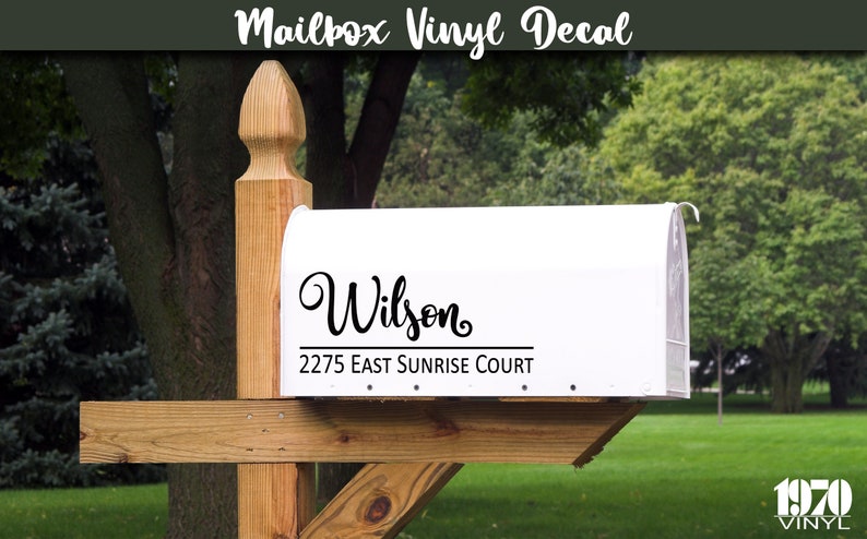 Puede incluir: Buz&oacute;n blanco con una calcoman&iacute;a de vinilo negro que dice "Wilson" y "2275 East Sunrise Court".