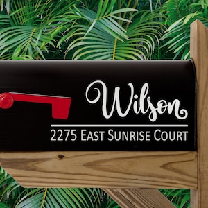 Puede incluir: Buz&oacute;n negro con letras blancas que dicen "Wilson" y "2275 East Sunrise Court".