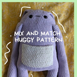 Peut inclure: Une peluche crochetée à la main, de couleur lavande, avec un ventre blanc. Le jouet a des yeux en boutons noirs et le texte "MIX AND MATCH HUGGY PATTERN" est affiché sur l'image. La peluche est sur un fond floral jaune.