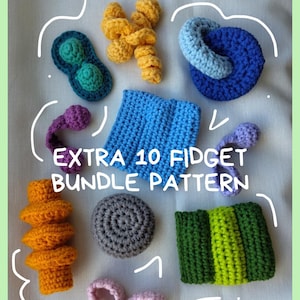 Peut inclure: Une collection de jouets fidget crochetés colorés de différentes formes, dont un ovale bleu et vert, une spirale jaune et un anneau bleu et bleu clair. Le texte "EXTRA 10 FIDGET BUNDLE PATTERN" est également visible.