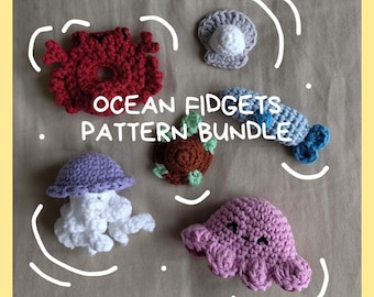 Peut inclure: Ensemble de jouets fidgets faits à la main sur le thème de l'océan. L'ensemble comprend un crabe rouge, un coquillage gris, un poisson bleu et gris, une tortue marron, une méduse violette et blanche et une pieuvre rose. Le texte "OCEAN FIDGETS PATTERN BUNDLE" est également visible.