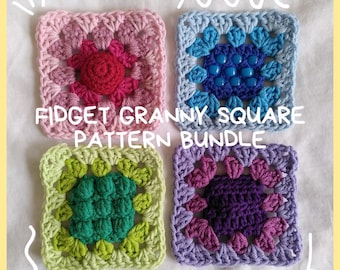 Può includere: Quattro quadrati granny all'uncinetto colorati in rosa, blu, verde e viola. Ogni quadrato presenta un design centrale e un bordo unici. Il testo sull'immagine recita "Fidget Granny Square Pattern Bundle."