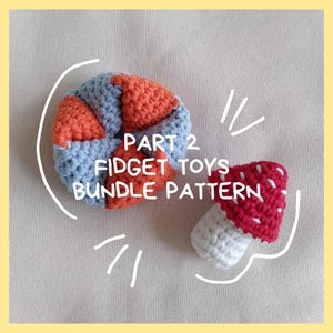 Könnte beinhalten: Häkelmuster für ein Set aus zwei Fidget-Spielzeugen. Das erste Spielzeug ist ein blauer und orangefarbener Ball mit einem wirbelnden Muster. Das zweite Spielzeug ist ein roter und weißer Pilz.