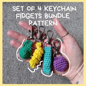 Puede incluir: Conjunto de 4 llaveros fidgets en paquete de patrones. El conjunto incluye una bola verde, una espiral amarilla, un rectángulo turquesa y una bola morada. Cada llavero tiene un cierre de metal plateado.